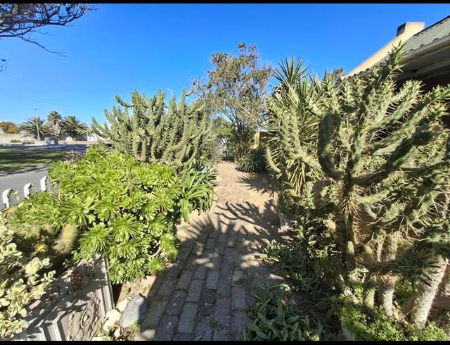 5 BEDROOM HOUSE FOR SALE IN STOMPNEUS BAY